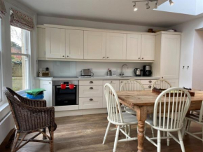 Beautiful 3 Bed Basement Flat With Garden